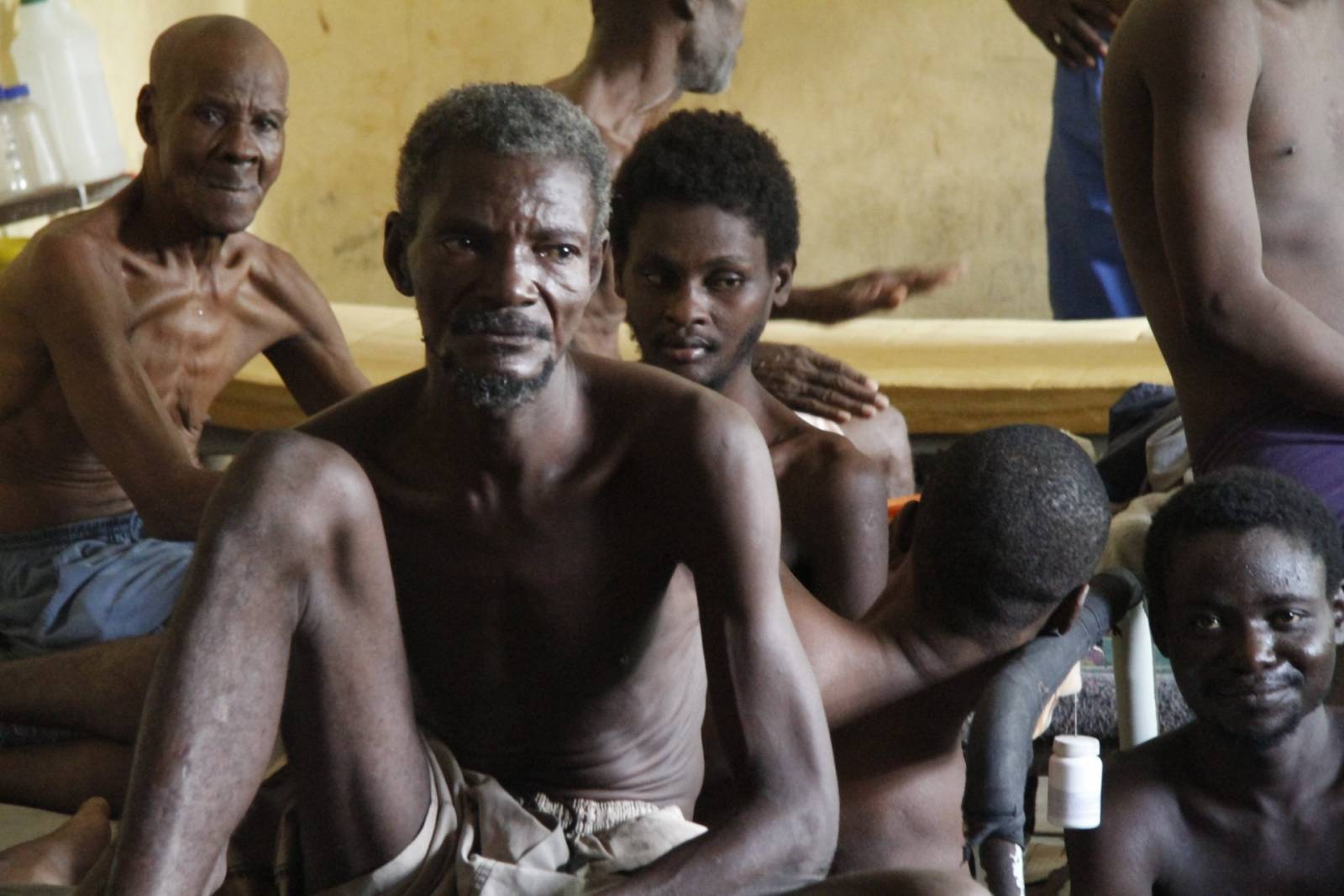 Un homme au visage émacié, à l'infirmerie